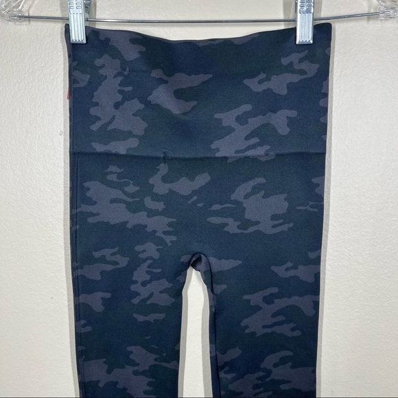 SPANX Look At Me Now Seamless Black Camo Leggings Womens Size Small NWT - Picture 6 of 9